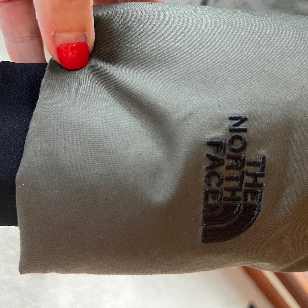 North Face Womens Down Coat - Picture 4 of 9